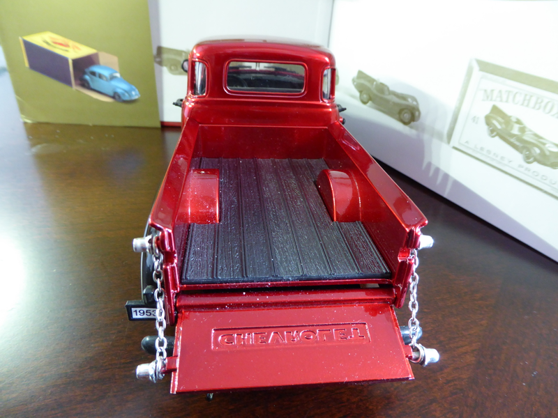 The tail gate can be opened and comes with chains. The floor bed is molded in one color.